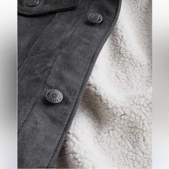 Hollister SHERPA-LINED FAUX SUEDE TRUCKER JACKET - Picture 3 of 8